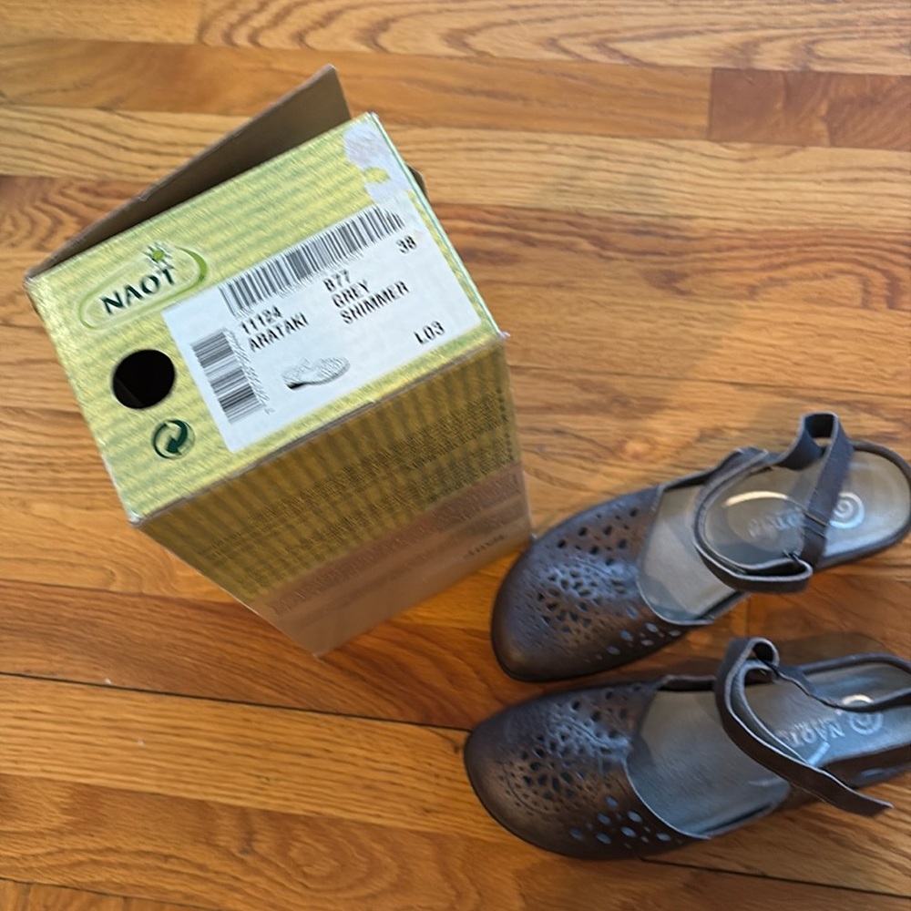 NWT Naot size 38/7.5 Arataki sandals with box